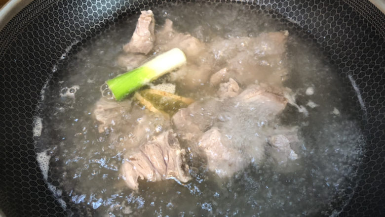 排骨冬瓜汤,把焯好水的排骨再次煮开后，如果还有浮沫也要撇掉