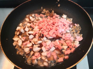 广式萝卜糕,倒入，香菇和香肠丁