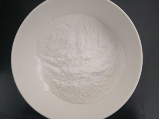 广式萝卜糕,把粘米粉和澄粉，放入碗中，混合均匀