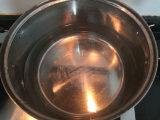 广式萝卜糕,上锅加入水，大火烧煮