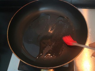 广式萝卜糕,热锅刷油