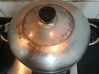 广式萝卜糕,水煮开后，把萝卜菜粉浆盒，放入蒸锅，蒸1小时，至粉浆凝固（如果不知道，萝卜糕里面，是不是蒸熟，用牙签戳进去，拔出来无粘粉，即可）