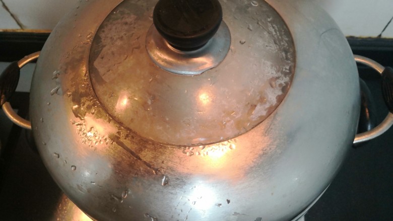 广式萝卜糕,水煮开后，把萝卜菜粉浆盒，放入蒸锅，蒸1小时，至粉浆凝固（如果不知道，萝卜糕里面，是不是蒸熟，用牙签戳进去，拔出来无粘粉，即可）
