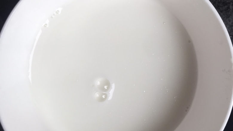 白玉菇鸡蛋汤,找个小碗，接半碗水，加入三勺淀粉搅拌均匀备用