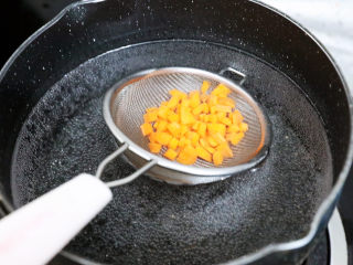 土豆泥沙拉三明治,胡萝卜放入沸水中焯熟