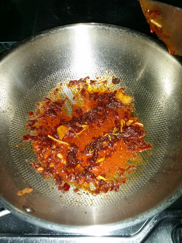 红烧草鱼,小火慢炒，炒香炒出红油