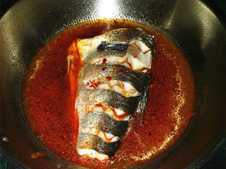 红烧草鱼,放适量温水，加盖大火