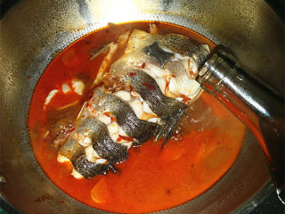 红烧草鱼,煮开后，放入料酒和酱油，转小火烧8~10分钟