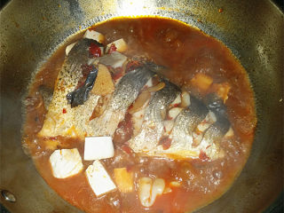 红烧草鱼,鱼和豆腐是绝配，加块豆腐一起烧，好吃又营养，继续烧3、5分钟