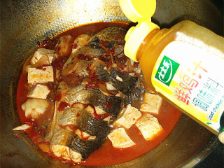红烧草鱼,待豆腐全部浮起后，加入食盐和少许鲜鸡汁调味，盛出