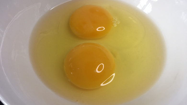 白玉菇鸡蛋汤,鸡蛋打入碗中打散备用