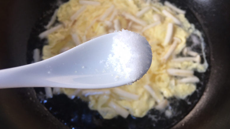 白玉菇鸡蛋汤,加入盐