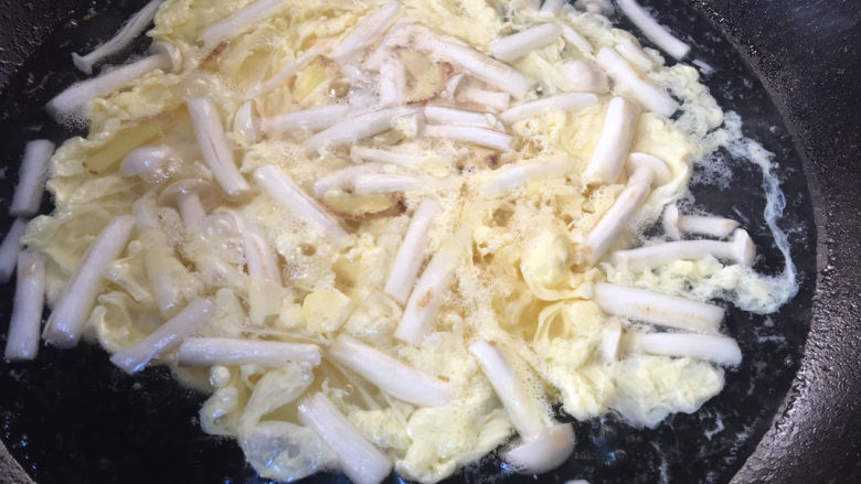 白玉菇鸡蛋汤,加入鸡蛋液煮开