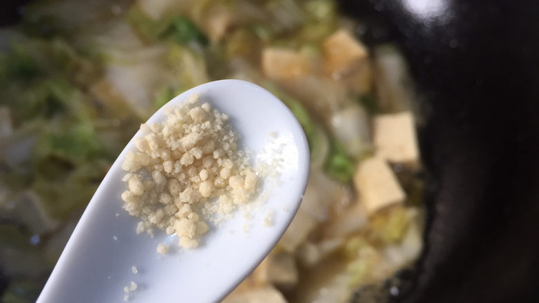 白菜炖豆腐,加鸡精