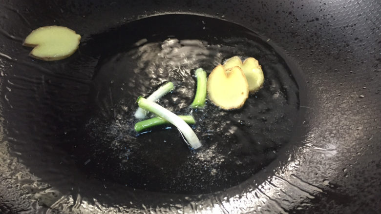 白菜炖豆腐,锅里放油爆香生姜葱段