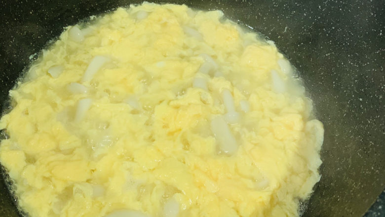 白玉菇鸡蛋汤,快速打散