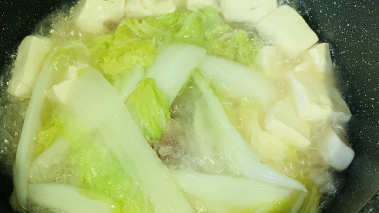 白菜炖豆腐,搅拌均匀，起锅