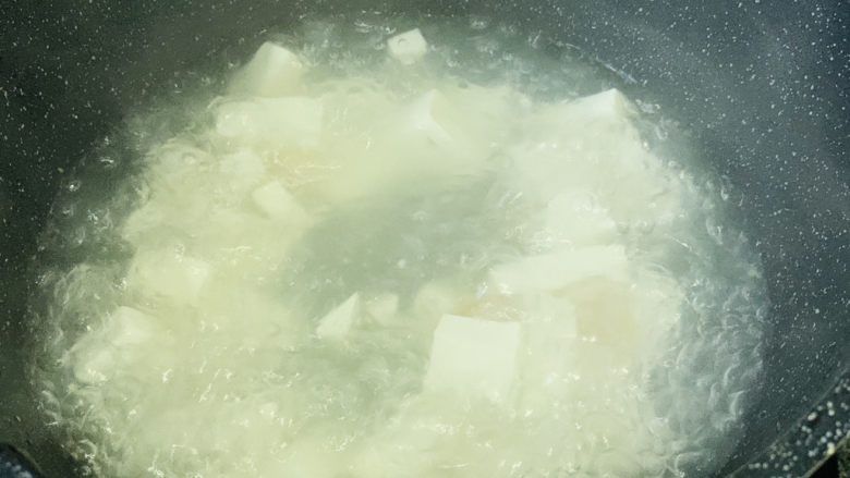 白菜炖豆腐,煮开，转中火，煮5分钟