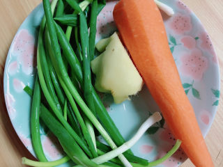 云吞面,准备好胡萝卜、小葱、姜。