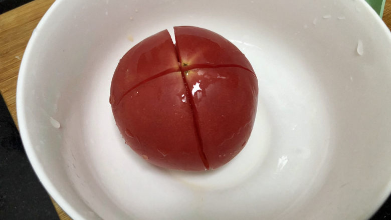 白玉菇鸡蛋汤,番茄清洗表面划十字花刀