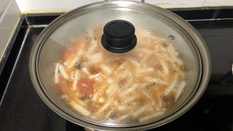 白玉菇鸡蛋汤,加盖小火炖煮5分钟