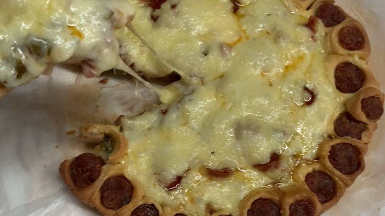 花边腊肠披萨,看着烤箱温度哈，时间过一半，芝士融化后盖上锡纸，避免花边烤黑。