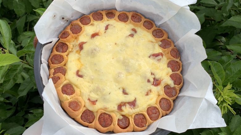 花边腊肠披萨,150℃底层烤20分钟。