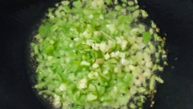 白菜炖豆腐,热锅烧油，放姜、青椒、爆香～