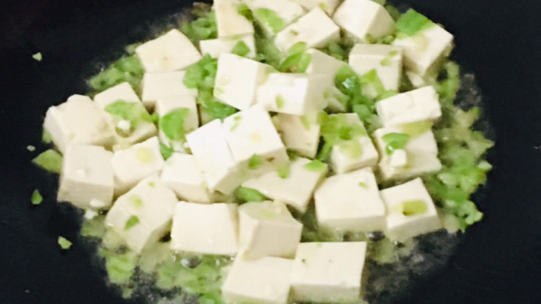 白菜炖豆腐,翻炒均匀～