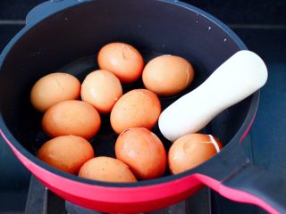 乌龙茶香卤鸡蛋,把煮熟的鸡蛋用冷水冲洗干净后，用工具把鸡蛋皮均匀敲碎。