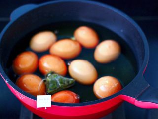 乌龙茶香卤鸡蛋,把敲碎的鸡蛋放入锅中，倒入提前凉好的白桃乌龙茶，