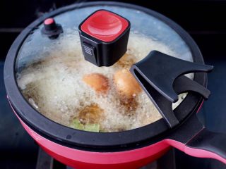 乌龙茶香卤鸡蛋,盖上锅盖大火煮5分钟后，关火焖至锅中汤汁自然凉就可以捞出享用了。