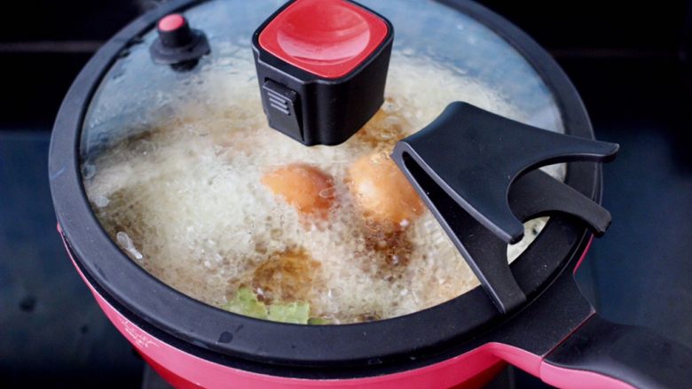 乌龙茶香卤鸡蛋,盖上锅盖大火煮5分钟后，关火焖至锅中汤汁自然凉就可以捞出享用了。