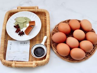 乌龙茶香卤鸡蛋,首先备齐所有的食材。