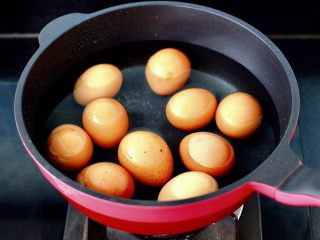 乌龙茶香卤鸡蛋,锅中倒入适量的清水，把洗净的鸡蛋放入锅中。