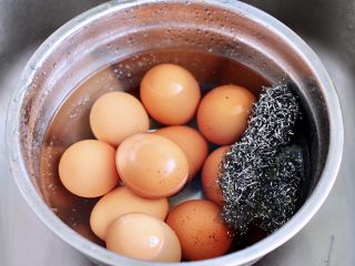 乌龙茶香卤鸡蛋,鸡蛋放到盆子里，用刷子刷洗干净。