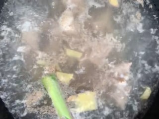 排骨冬瓜汤,在放入花椒大料(需要用调料包包好)。