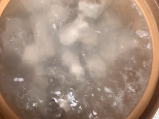 排骨冬瓜汤,把排骨放入砂锅中。