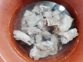 排骨冬瓜汤,紫砂锅里放入适量水烧开，为了省事，可以放入开水…再把排骨放入锅中
