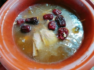 排骨冬瓜汤,汤沸腾后加入食用盐