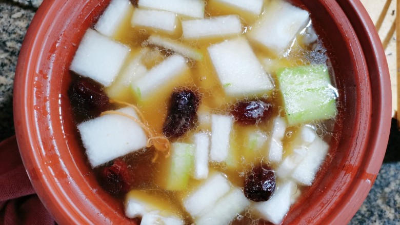 排骨冬瓜汤,搅拌均匀盖上盖子，煲至冬瓜软烂即可