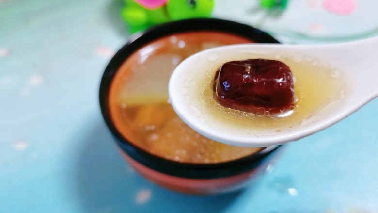 排骨冬瓜汤,<a style='color:red;display:inline-block;' href='/shicai/ 2470'>红枣</a>的加入能中和冬瓜的凉性，能使汤汁更加鲜甜，快来尝尝吧！