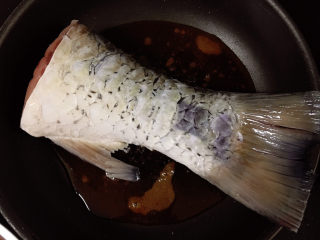 红烧草鱼,洗干净的皖鱼放入油锅中