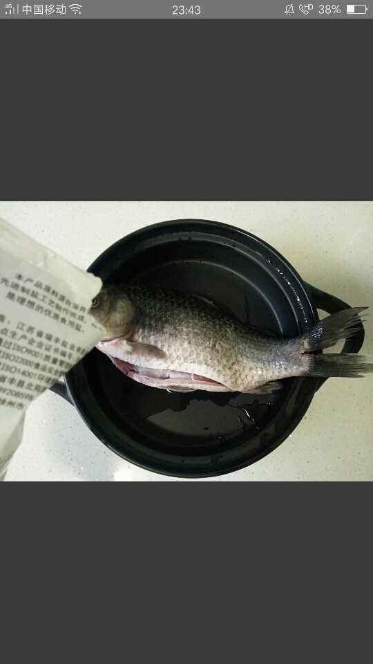 红烧草鱼,准备一条继续清洗干净，肚子里的黑膜也清洗干净，表面撒适量盐腌制10分钟。