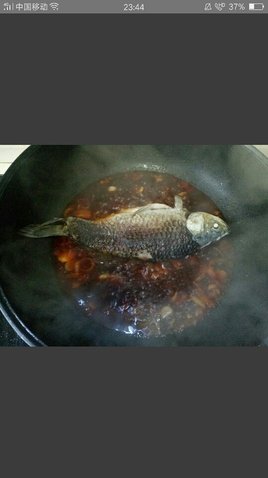 红烧草鱼,放入鱼，大火煮开，盖上锅盖，中火煮5分钟