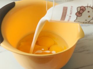 椰香戚风蛋糕,鸡蛋蛋清蛋黄分离在两个干净无油无水的盆里，蛋黄加入椰子油和牛奶、椰浆