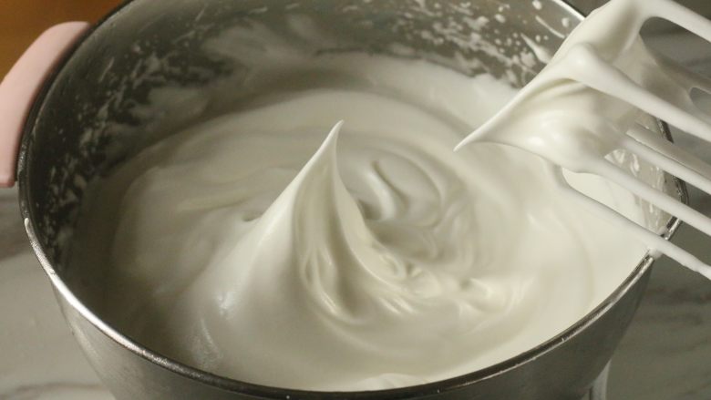 椰香戚风蛋糕,蛋清用打蛋器打发至粗泡后分三次加入细砂糖，打发至提起打蛋器能拉起挺立尖角的蛋白霜