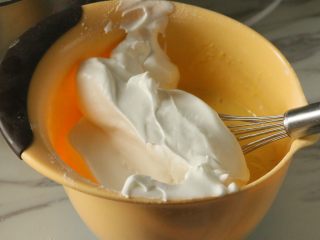 椰香戚风蛋糕,取约三分之一的蛋白霜进蛋黄糊里