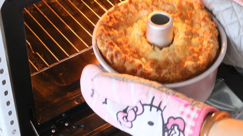 椰香戚风蛋糕,把模具送进提前预热好的烤箱180度烤45分钟左右