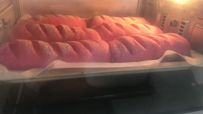 火龙果椰蓉面包卷,放入预热好的烤箱，上下火170度烤30分钟
注意观察面包上色，每个烤箱脾气不相同，温度可自行调节。